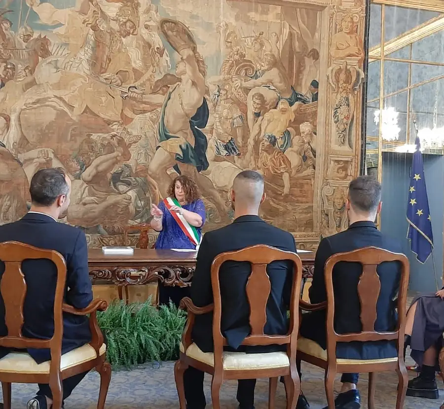 Cerimônia de casamento civil em uma sala histórica do Comune