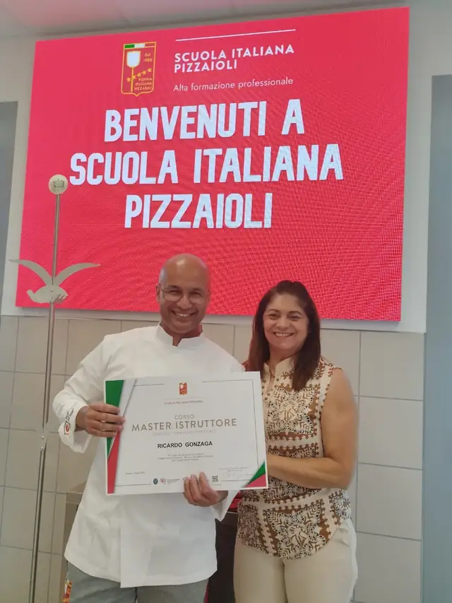 Cliente com certificado na Scuola Italiana Pizzaioli