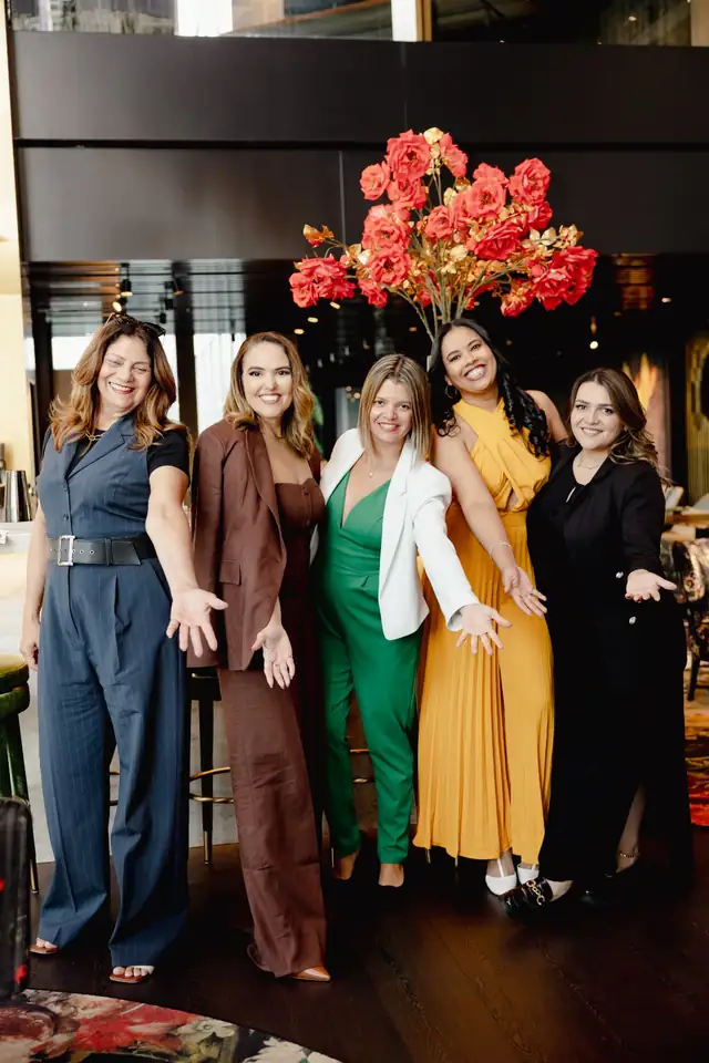 Grupo de clientes com Luci Martins