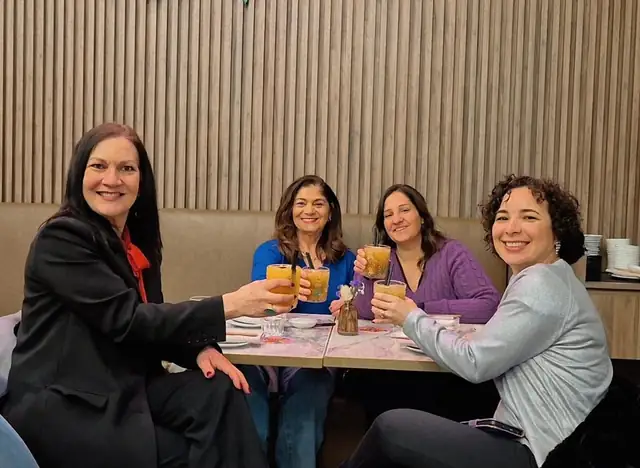 Clientes brindando com Luci
