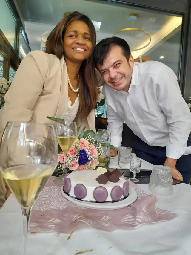 Casal comemorando com bolo