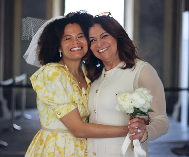 Noiva abraçada à Luci Martins no dia do casamento