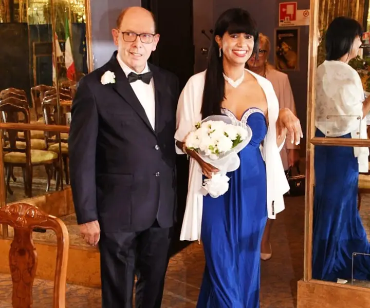 Casal de noivos no dia do casamento civil