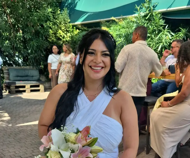 Noiva sorrindo com o buquê